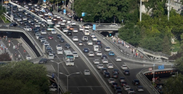 北京:一个半月以来，城市路网交通压力首次达到中度拥堵水平
