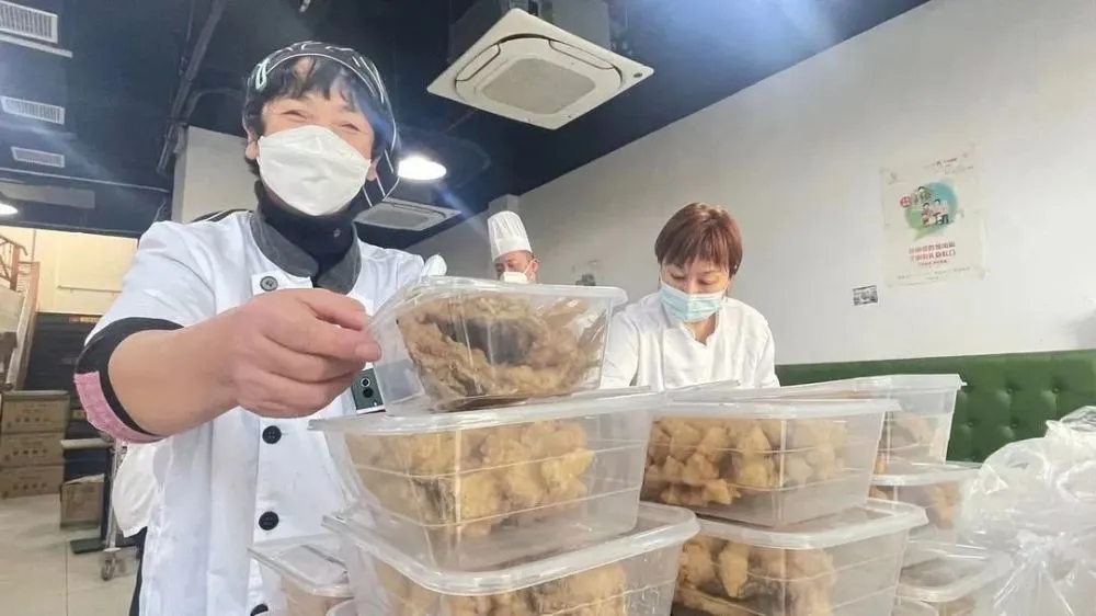 非遗食品,机器人烹饪...满是烟花的社区食堂被“卷起来”